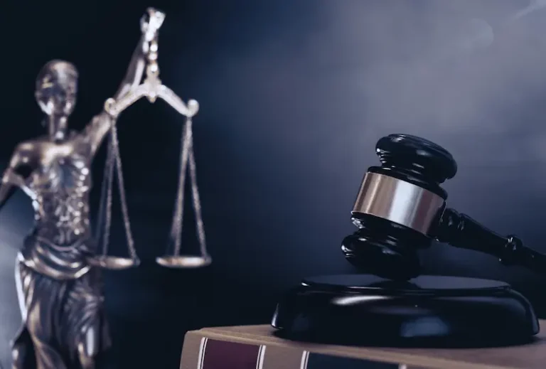 Justice scales and a gavel represent the legal process after you join a class action lawsuit.