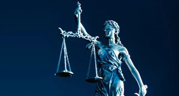 A lady Justice statue with scales symbolizing the pursuit of justice in mass tort cases involving multiple injured plaintiffs.